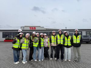 Детальніше про статтю Співпраця освіти і бізнесу: профорієнтаційні екскурсії для старшокласників громади