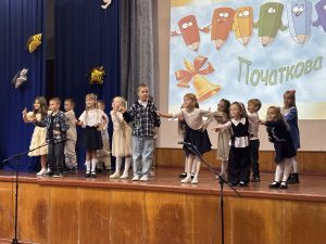 Детальніше про статтю Сила єдності та світло знань: у Волочиському ліцеї імені Героя України Максима Отінова відбулися урочистості до Дня працівників освіти